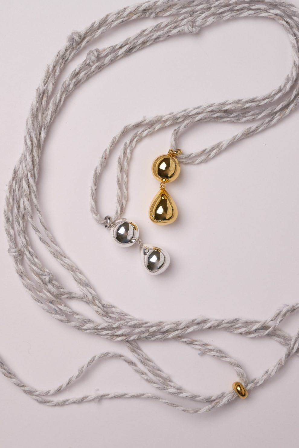 Подвеска нить с песочными часами