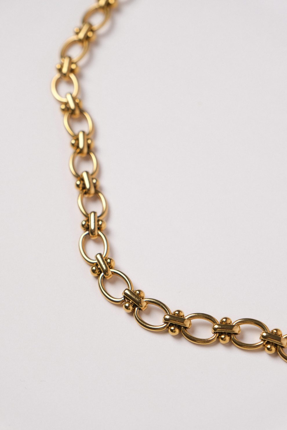 Цепь из овала со вставками из кругляшков в позолоте