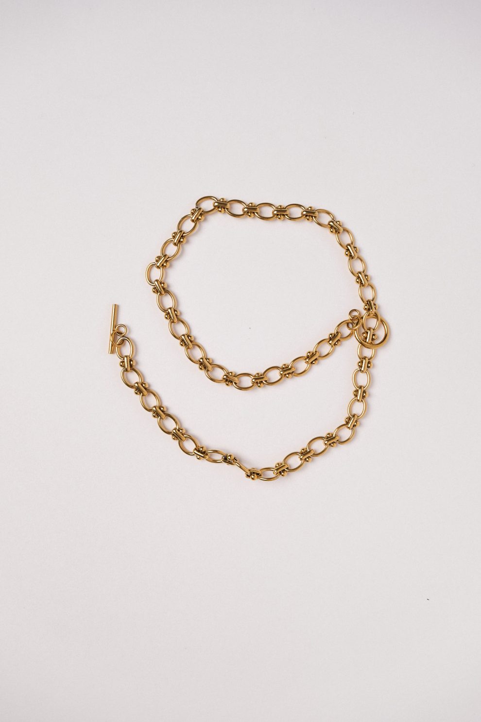 Цепь из овала со вставками из кругляшков в позолоте