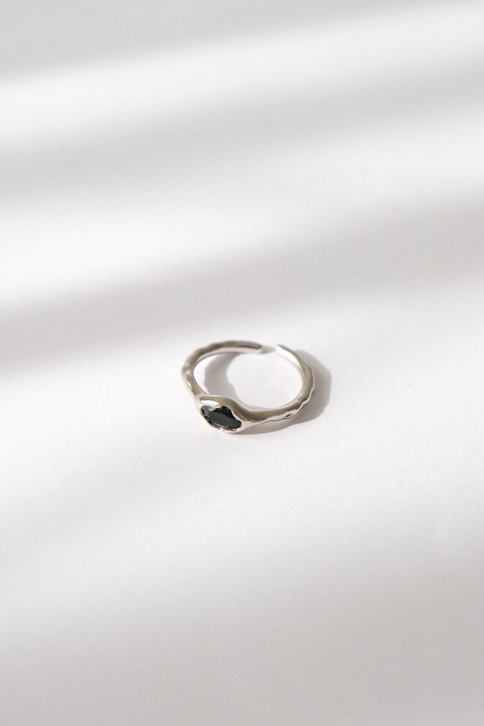 кольцо с черным стеклом серебро S925