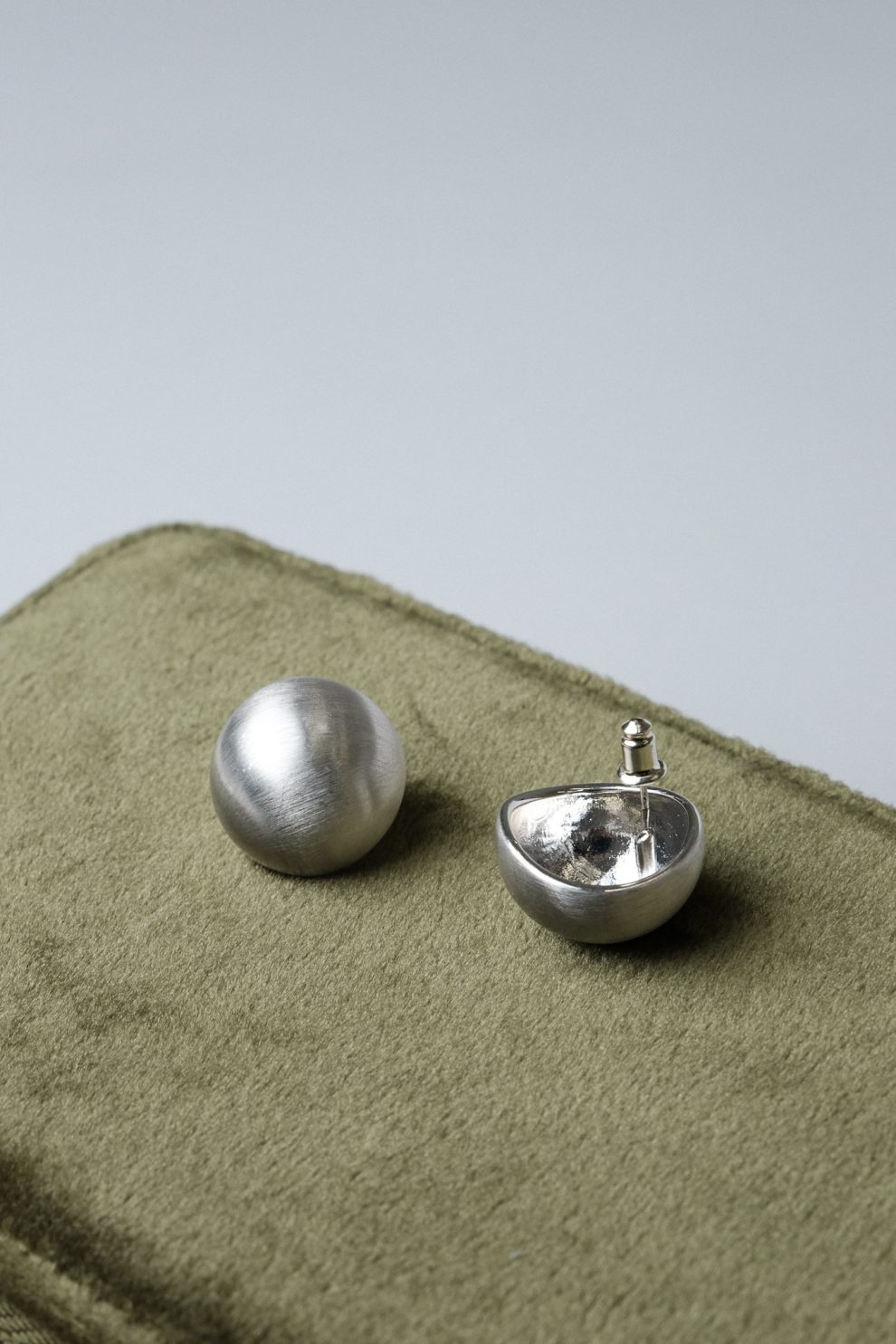 Серьги  на гвоздиках sphere