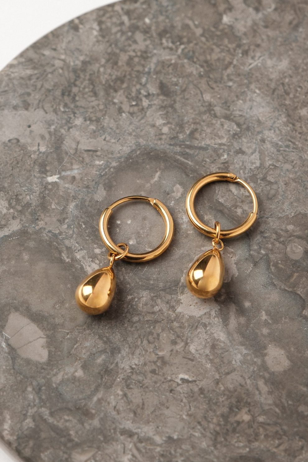 Серьги капельки на хупах в позолоте