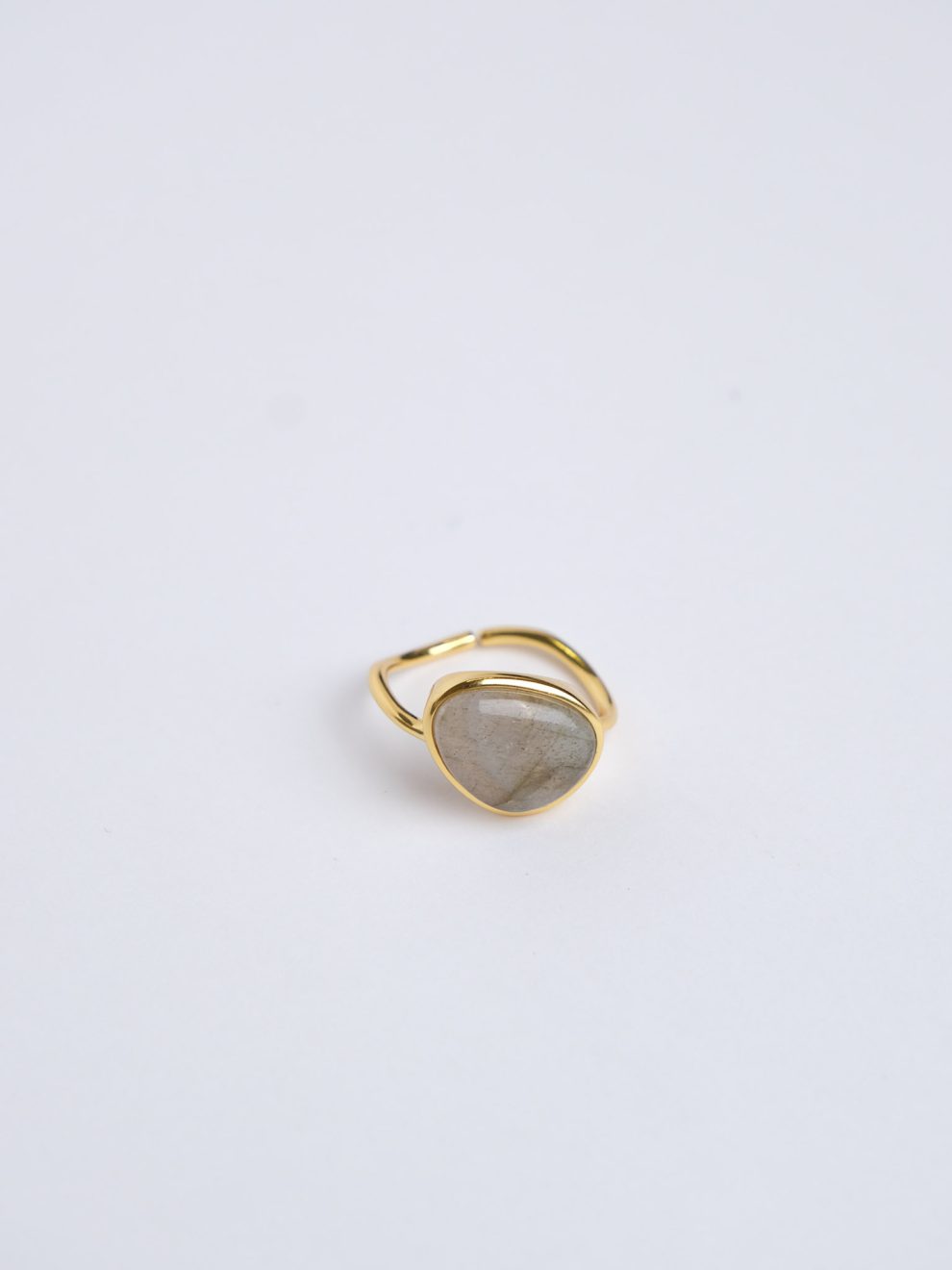 Кольцо из серебра 925 с вставкой из зелоного камня