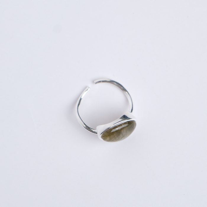 Кольцо из серебра 925 с вставкой из зелоного камня